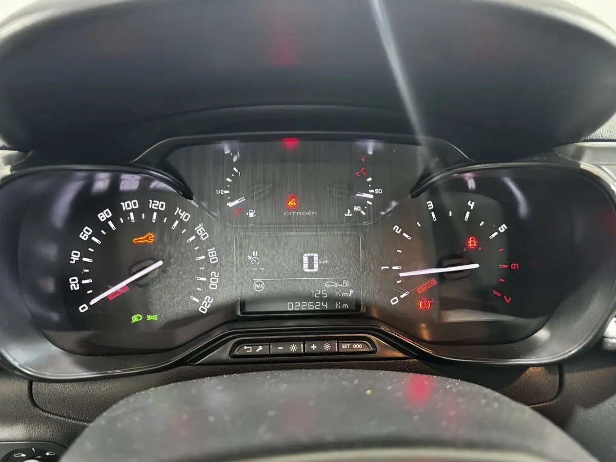 Vue rapprochée du tableau de bord numérique de la Citroën C3 PureTech 83, affichant la vitesse et témoins lumineux.