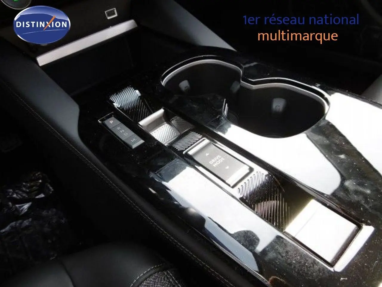 Gros plan sur la console centrale noire brillante avec commandes de boîte auto de la Citroën C5 X gris platinium.