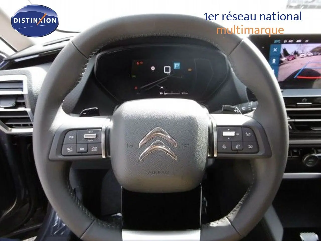 Intérieur du Citroën C5 X 2023, vue sur le volant et l'écran central affichant la caméra de recul.