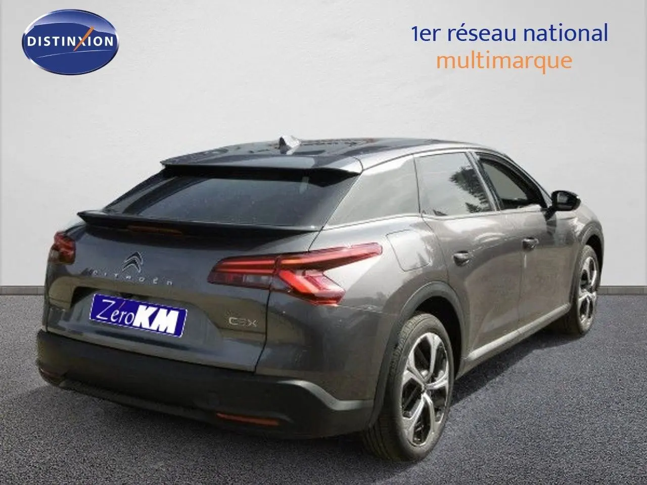 Vue 3/4 arrière droite d'une Citroën C5 X gris platinium métallisé avec feux LED et jantes bi-ton.