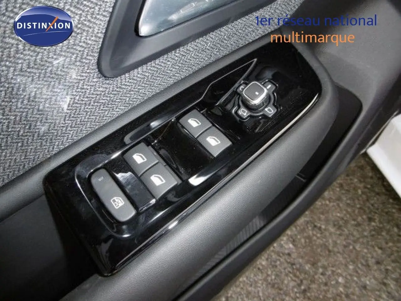 Gros plan sur la commande des vitres électriques côté gauche d'une Citroën C5 X gris platinium 2023.