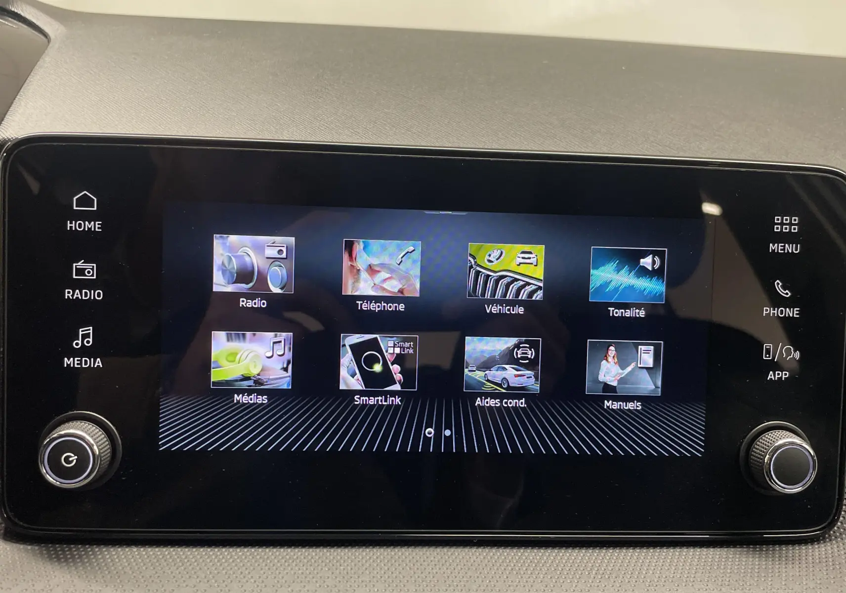 Écran tactile central du tableau de bord de la Skoda Fabia 2025 affichant les menus radio, téléphone et véhicule.