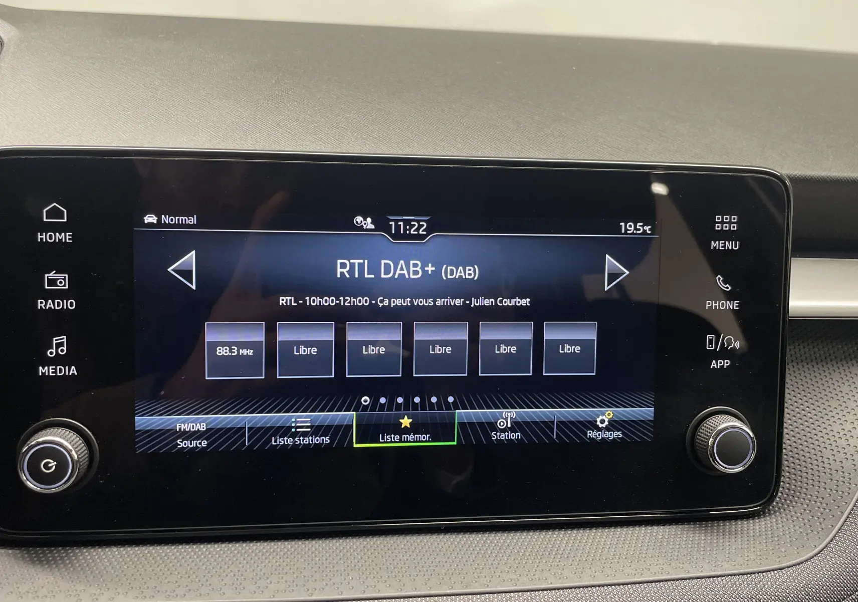 Écran tactile central de la Skoda Fabia 2025 affichant la radio numérique RTL DAB+ en intérieur noir et gris.