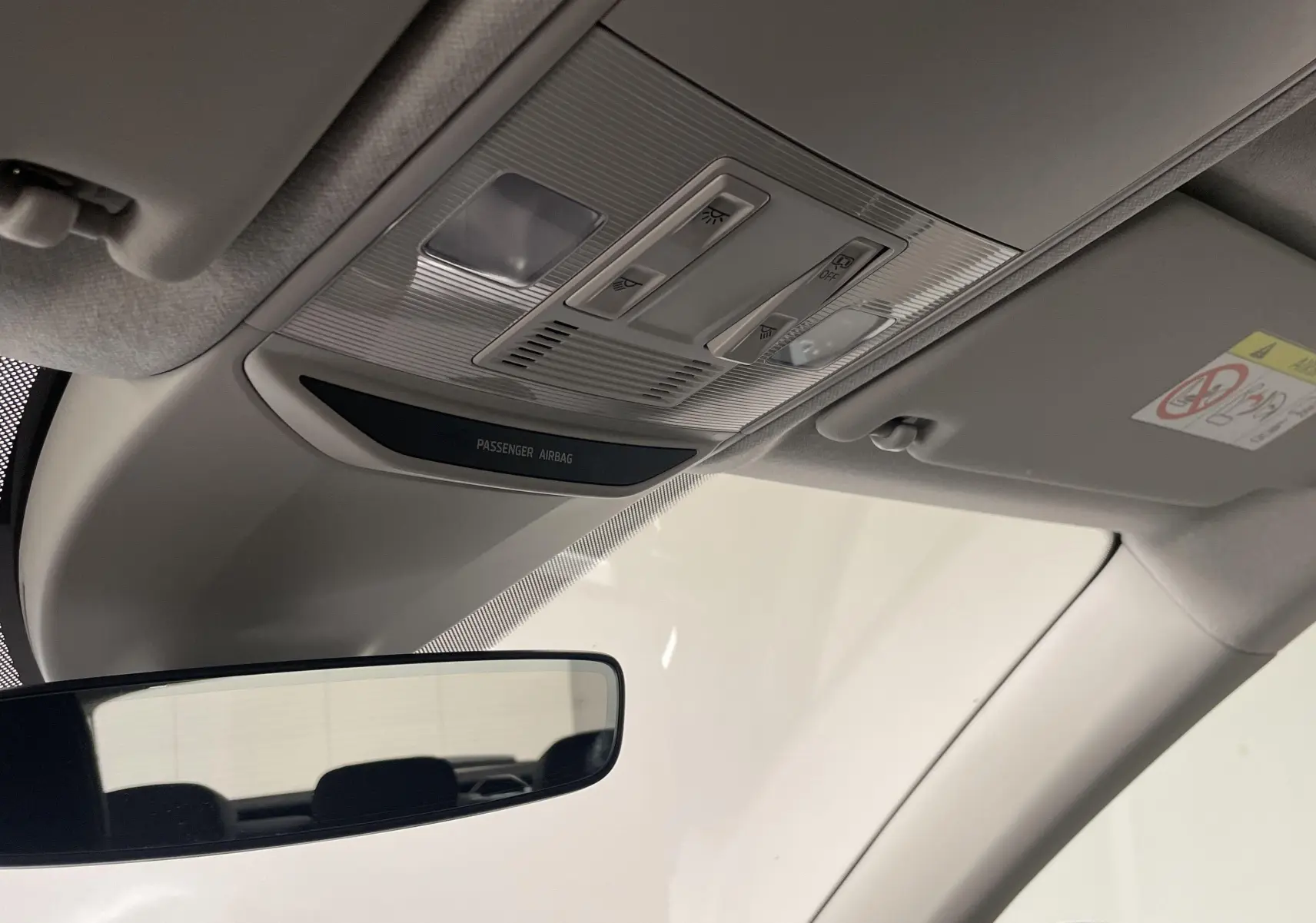 Vue intérieure du plafonnier et rétroviseur central d'une Skoda Fabia gris argent 2025 avec éclairage intégré.