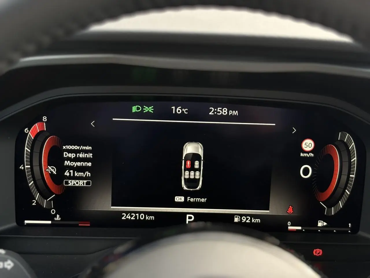 Vue rapprochée du combiné d'instrumentation numérique du Nissan Qashqai 2024 affichant la vitesse moyenne et alertes ouvertes.