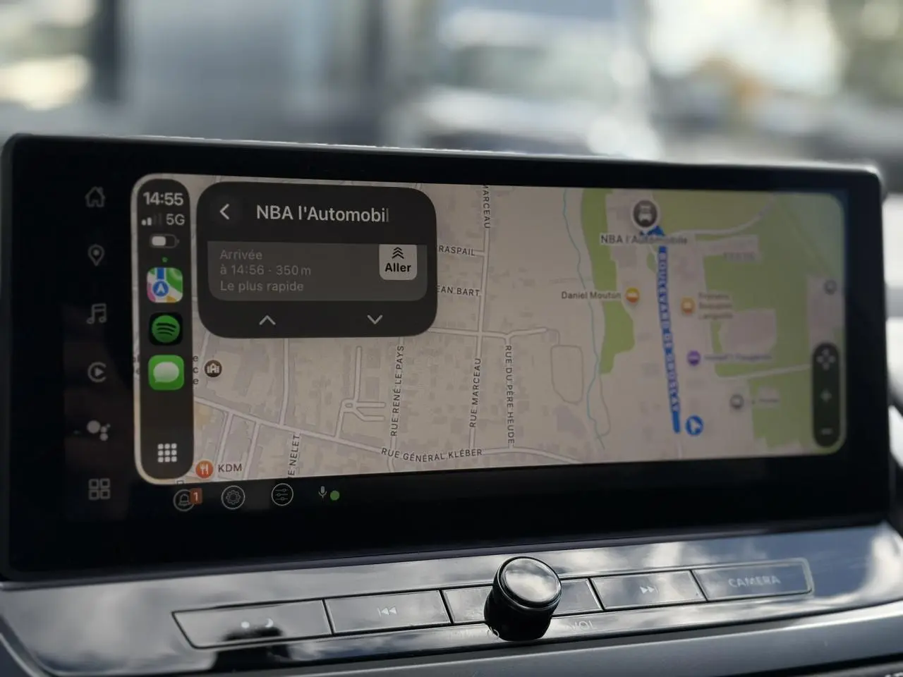 Écran tactile central affichant la navigation GPS dans un Nissan Qashqai 2024, finition N-Connecta.