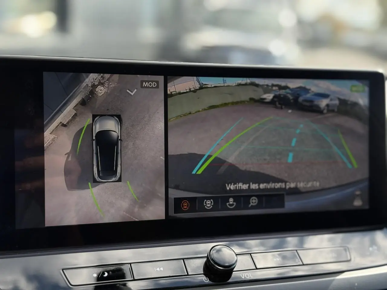 Affichage écran 360° et caméra de recul du Nissan Qashqai 2024 gris foncé montrant l'environnement arrière du véhicule.