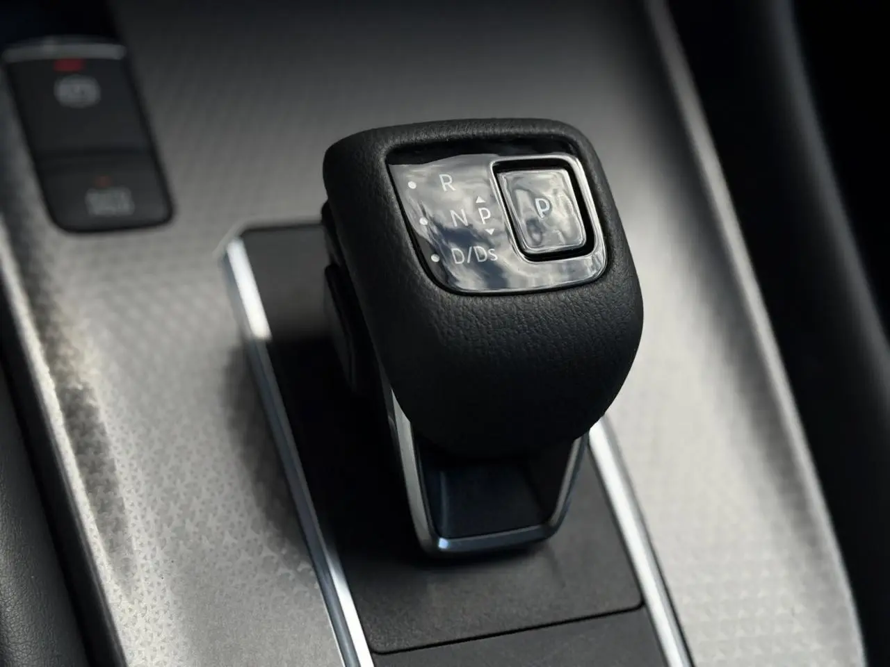 Le levier de vitesses automatique noir du Nissan Qashqai 2024 vu en gros plan sur la console centrale.