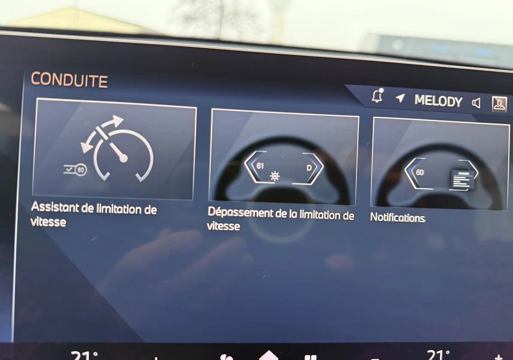 Gros plan sur la console centrale de la BMW X1 20D blanc minéral, montrant le levier de vitesses et les commandes multimédia.