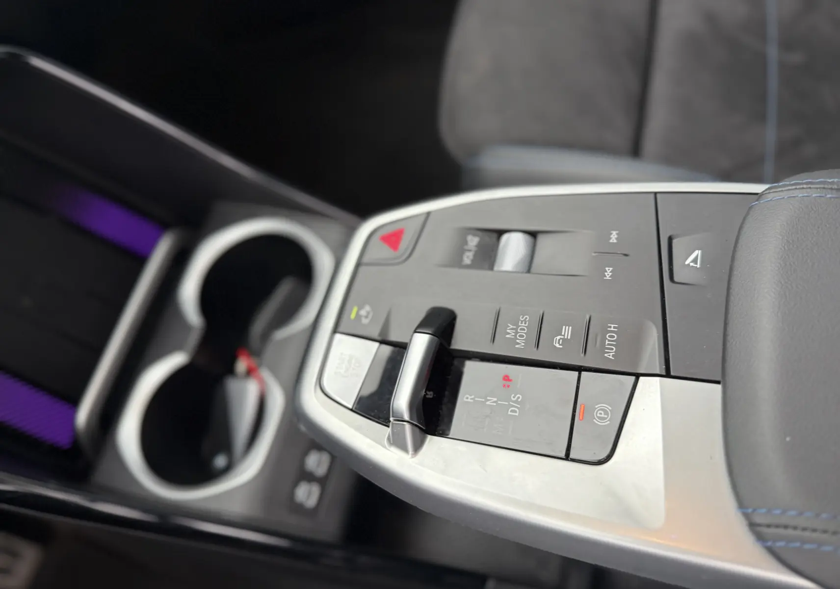 Gros plan sur le volant cuir noir du BMW X1 20D 2025 avec commandes multifonctions et tableau de bord numérique flou.