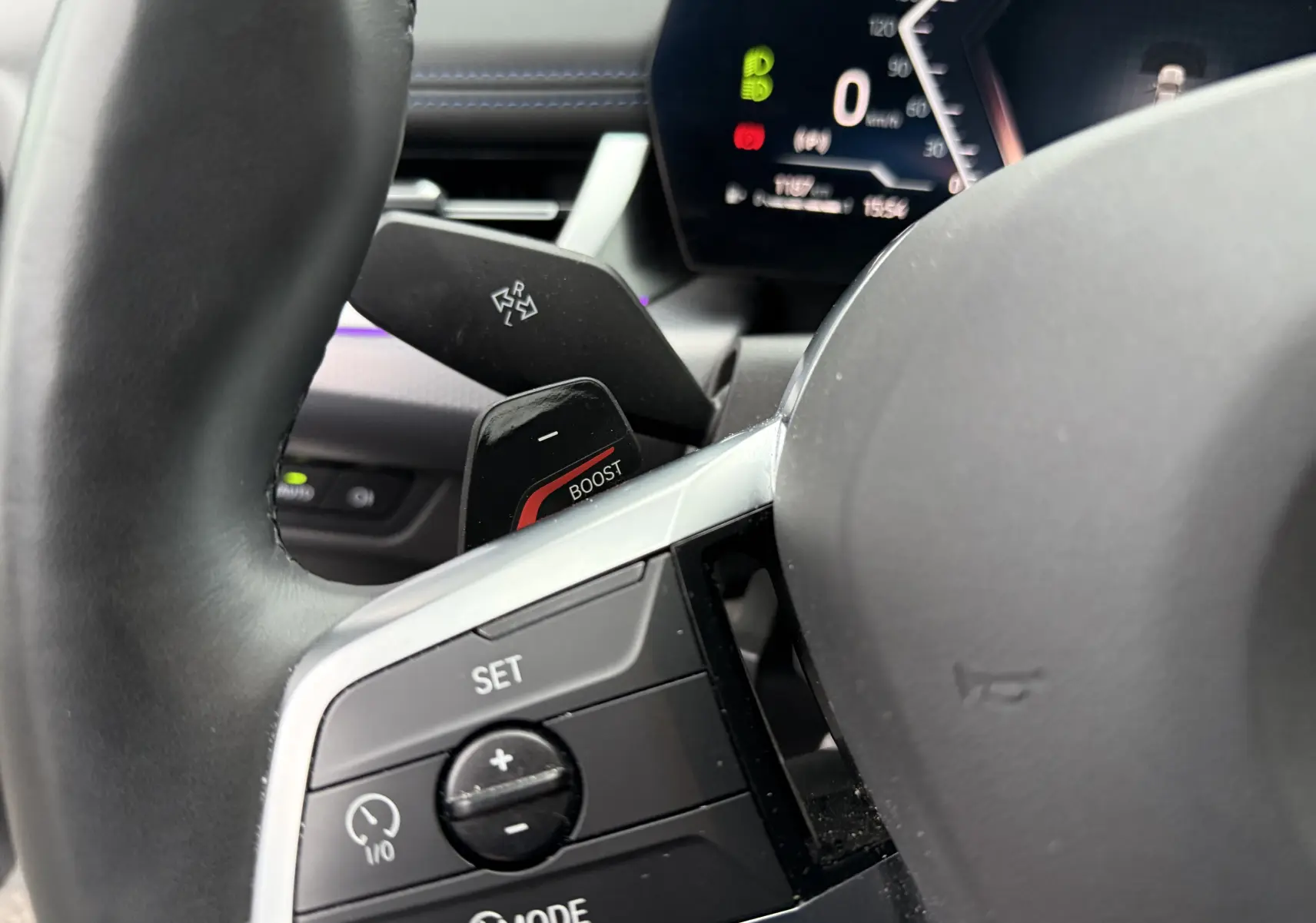 Gros plan sur le volant cuir noir de la BMW X1 20D 163CH M SPORT 2025 avec commandes multifonctions et palettes au volant.