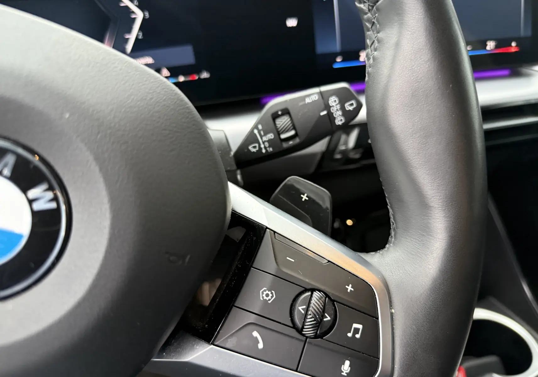 Gros plan sur les commandes d'éclairage intérieures noires du BMW X1 blanc Mineral, version 20D M Sport 2025.