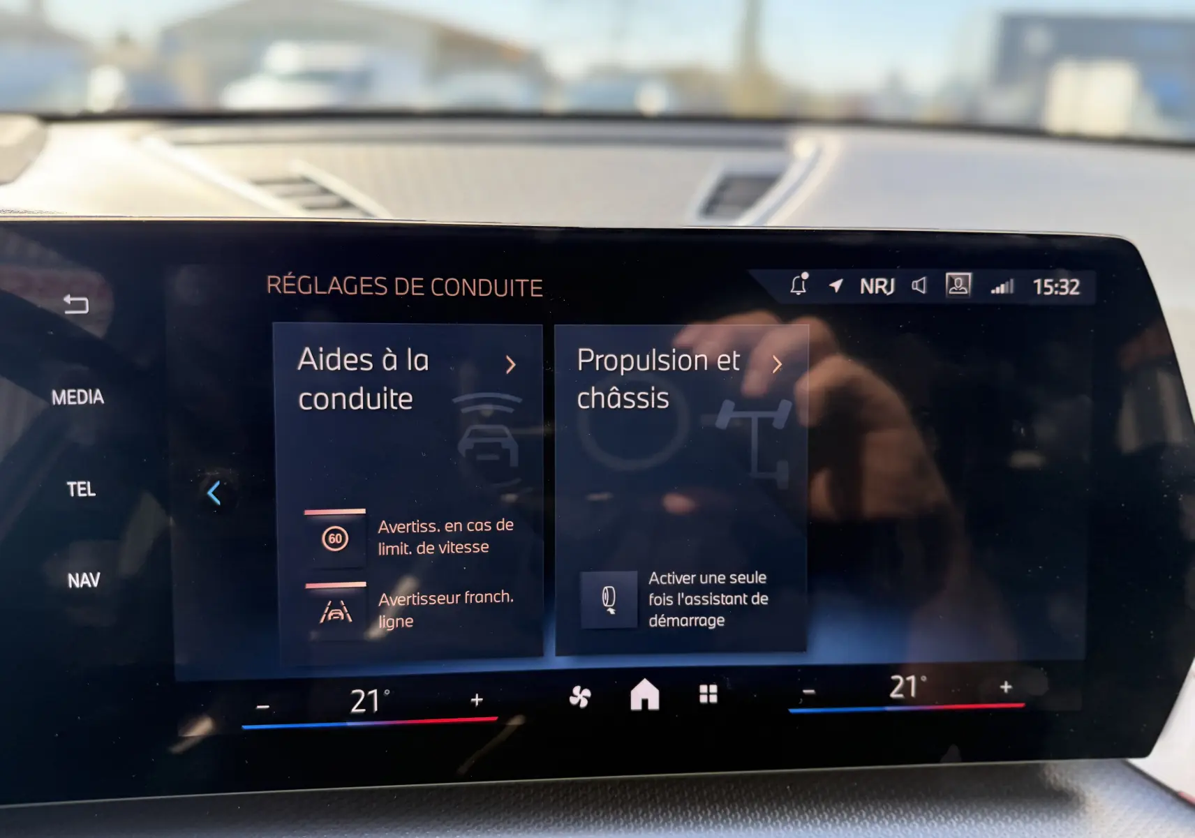 Écran tactile intérieur du BMW X1 20D 2025 affichant les réglages de conduite avec interface moderne et température à 21°C.