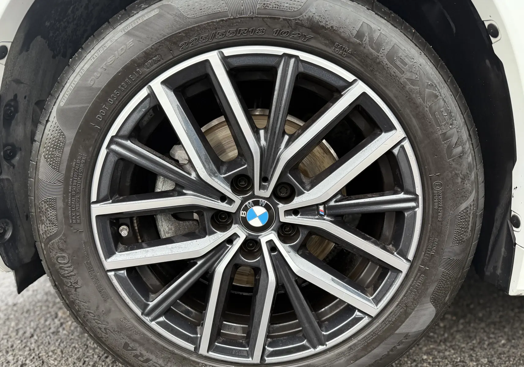 Tableau de bord numérique de BMW X1 20D M Sport 2025, affichage vitesse et compte-tours, ambiance intérieure sombre.