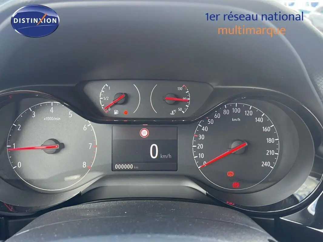 Vue rapprochée du tableau de bord de l'Opel Corsa gris 2025, affichant vitesse et compte-tours à zéro.