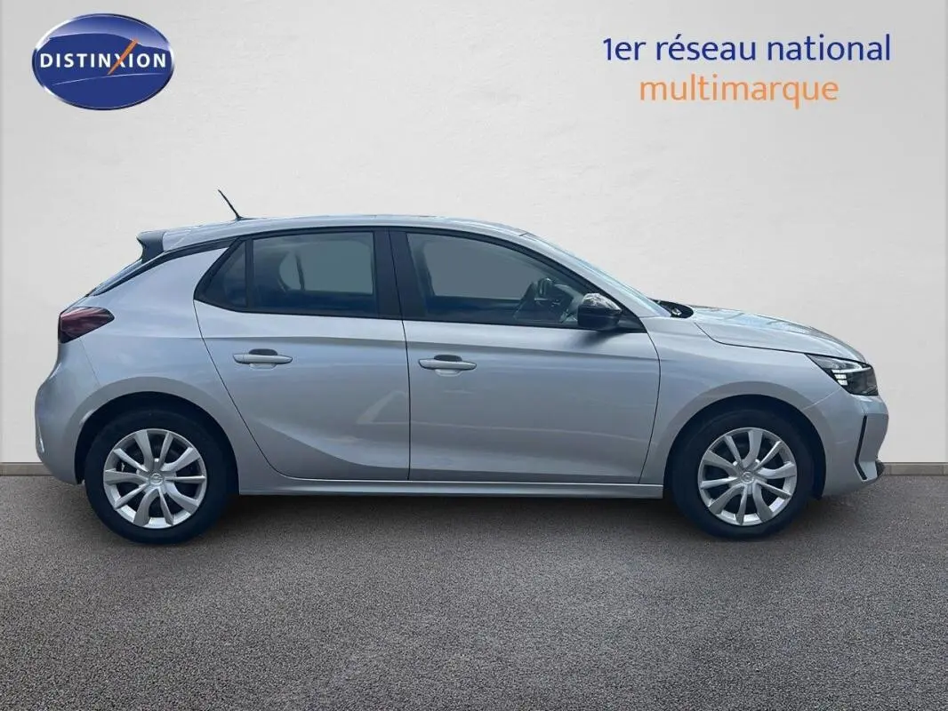 Opel Corsa 1.2 PureTech 75ch Edition gris vue de profil côté gauche sur fond neutre, jantes alliage visibles.