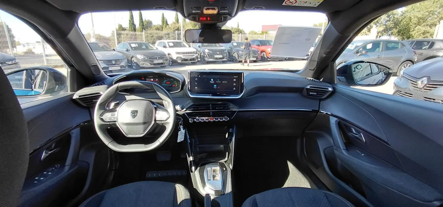 Vue intérieure avant du Peugeot 2008 Hybrid 136 e-DCS6 Style 2025, tableau de bord moderne avec écran tactile et volant compact.
