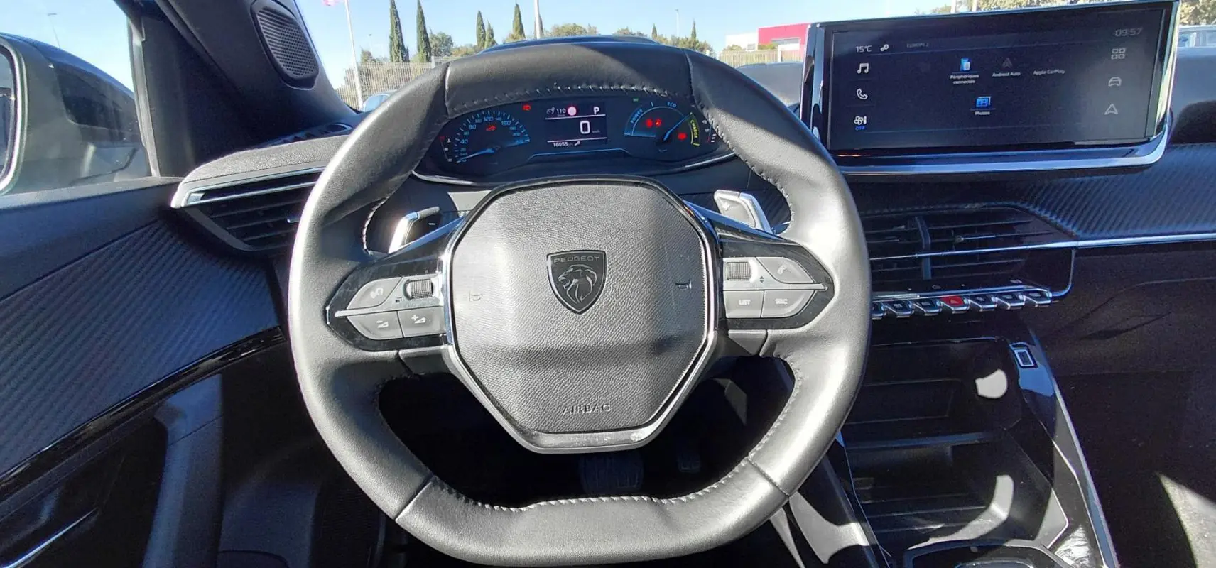 Vue centrée sur le volant Peugeot 2008 Hybrid 136 e-DCS6 Style avec cockpit numérique et écran tactile.
