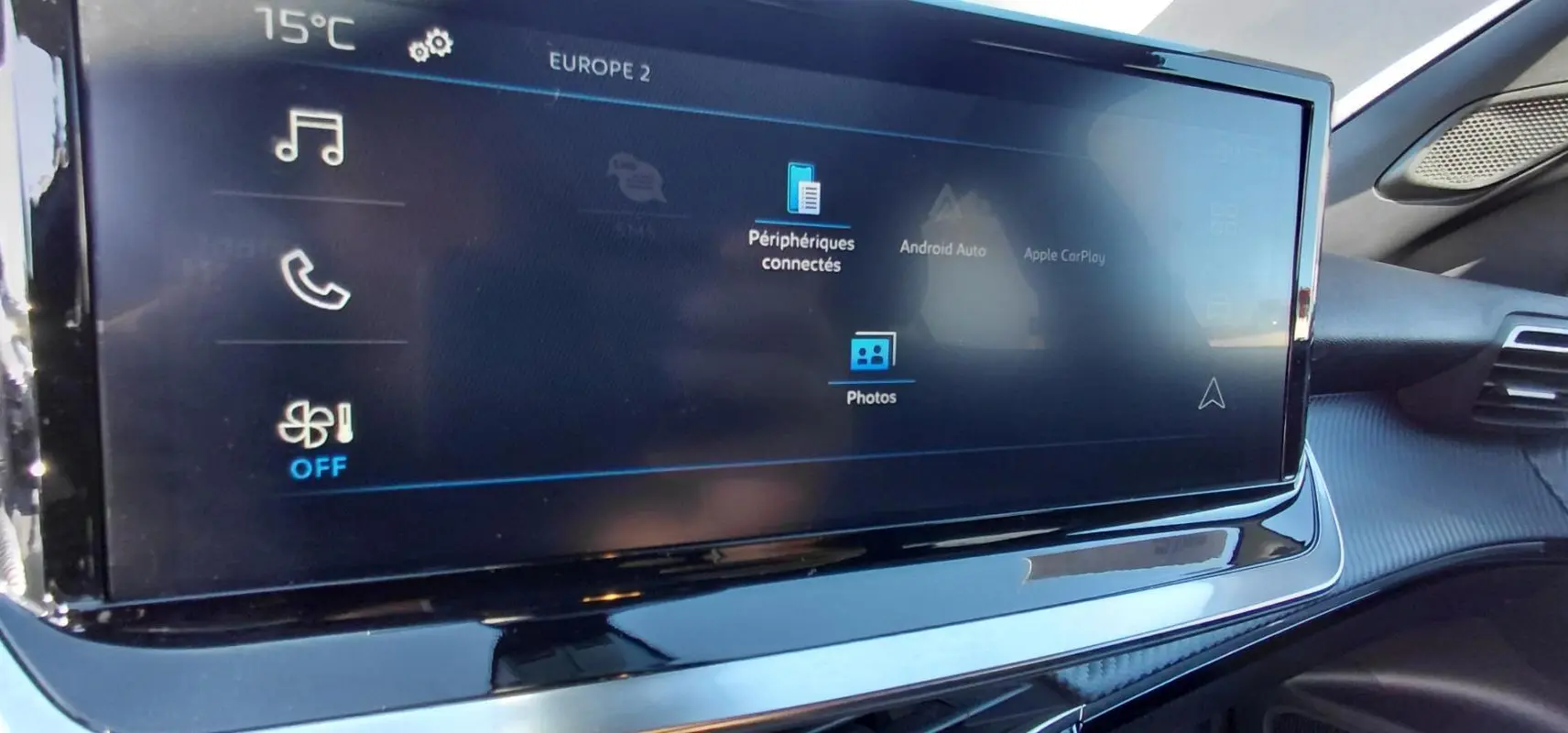 Écran tactile du tableau de bord du Peugeot 2008 Hybrid 136 e-DCS6 Style, avec interface multimédia visible.