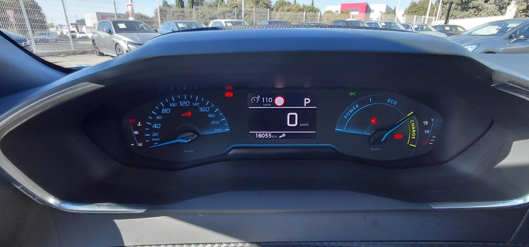 Tableau de bord numérique du Peugeot 2008 Hybrid 136 e-DCS6 Style, affichage bleu et blanc, vue frontale rapprochée.