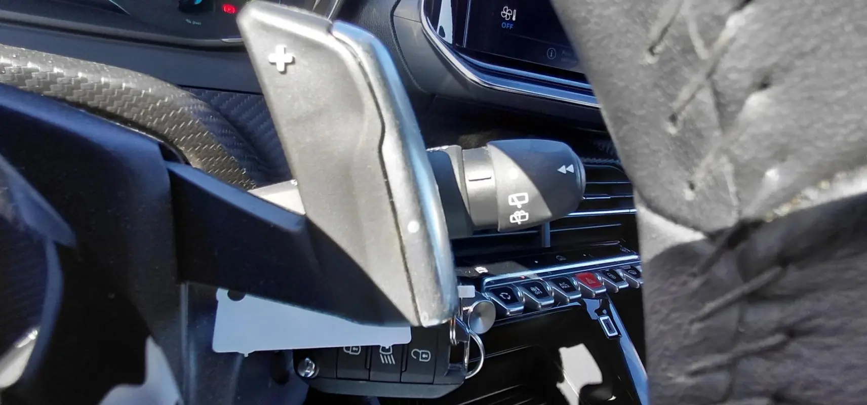 Gros plan sur la palette de changement de vitesse côté droit du Peugeot 2008 Hybrid 136 e-DCS6 Style, intérieur noir.