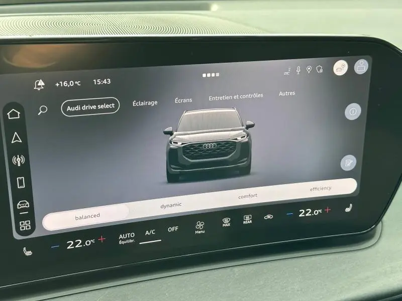 Affichage numérique intérieur montrant la vue frontale stylisée d'un Audi Q3 noir Mythique métallisé sur l'écran tactile.