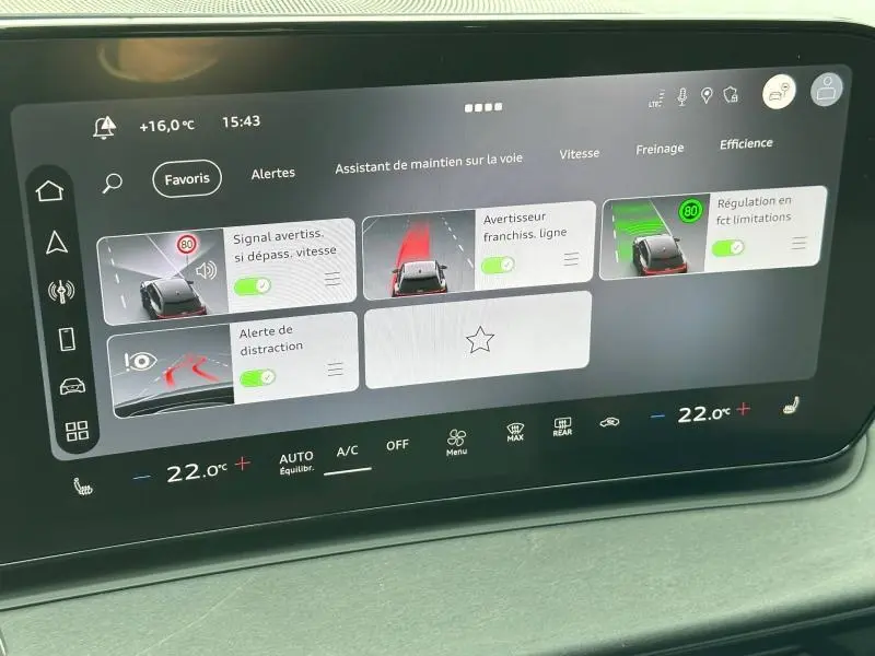 Écran tactile intérieur de l'Audi Q3 2026 affichant l'assistant de maintien de voie et les réglages de température à 22°C.