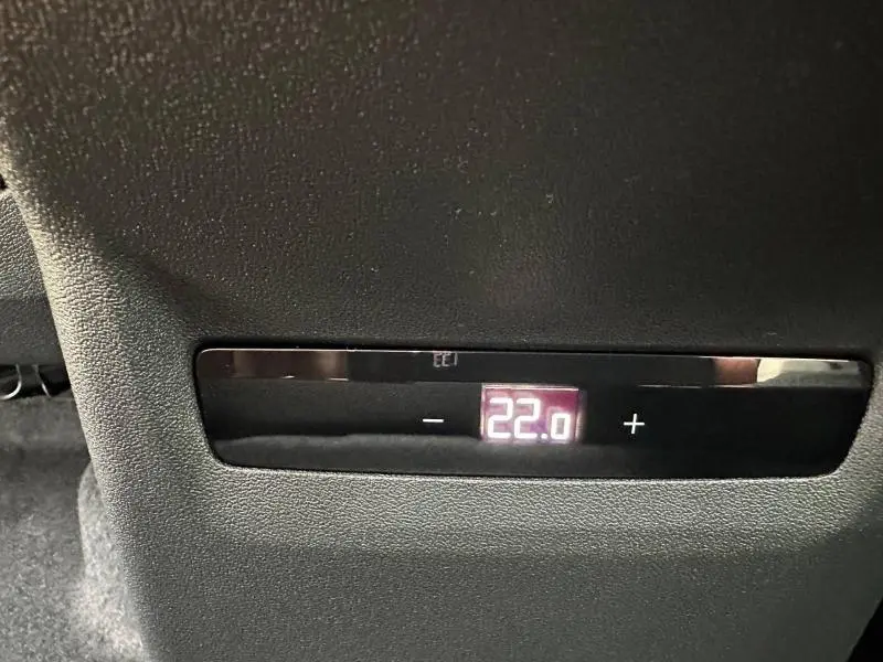 Affichage numérique de la température à 22°C sur la console arrière d'un Audi Q3 noir Mythique métallisé.