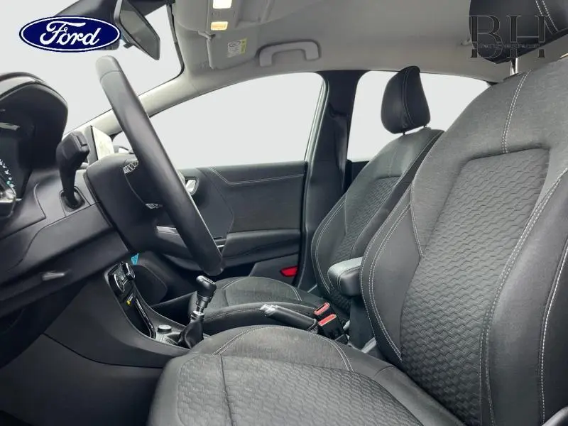 Intérieur avant du Ford Puma gris Solar, vue côté conducteur montrant sièges et volant multifonction.