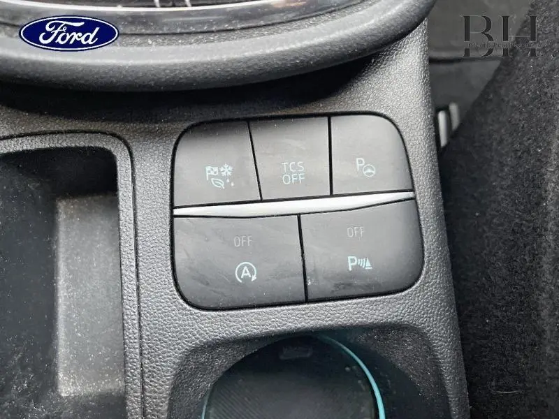 Gros plan sur les boutons de contrôle du système d'assistance du Ford Puma gris Solar Métallisée, version Titanium 2022.