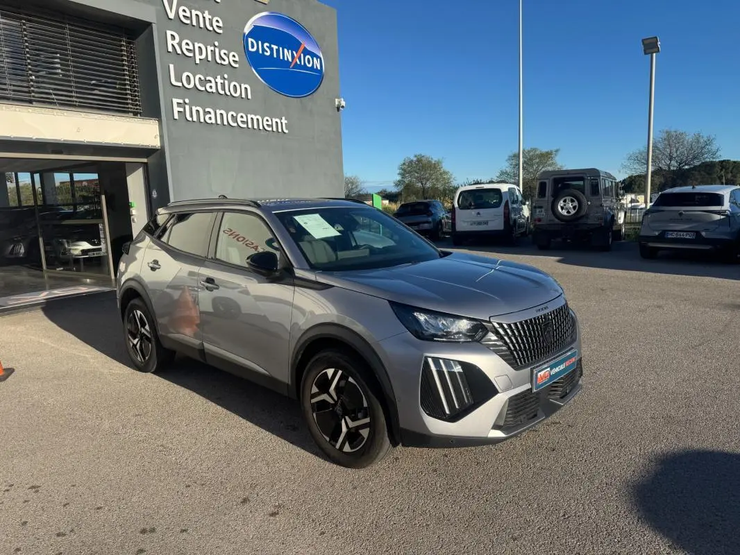 Peugeot 2008 Hybrid gris en 3/4 avant droit, avec barres de toit et jantes alliage 17 pouces visibles.