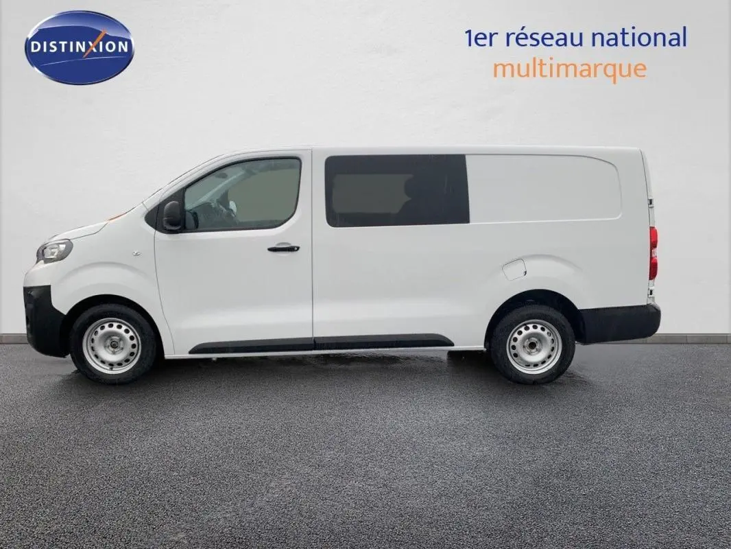 Profil latéral gauche d’un Peugeot Expert Fourgon blanc 2023, cabine approfondie avec vitres teintées arrière et jantes acier.