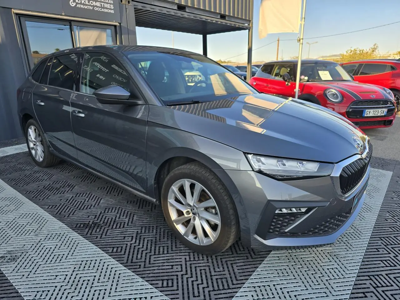 SKODA SCALA gris graphite métal vue 3/4 avant droit avec jantes alliage 17 pouces, stationnée en extérieur.