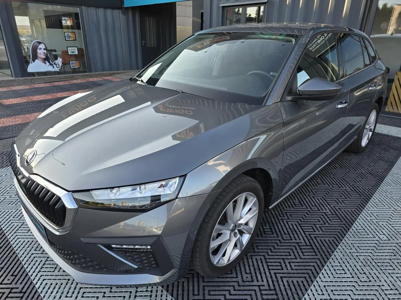 Vue 3/4 avant droit d'une Skoda Scala 2024 gris graphite métallisé avec jantes alliage 17 pouces argent.