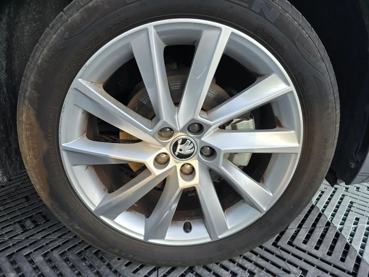 Gros plan sur la jante alliage argent 17 pouces Fornax d'une Skoda Scala gris graphite, avec logo central visible.