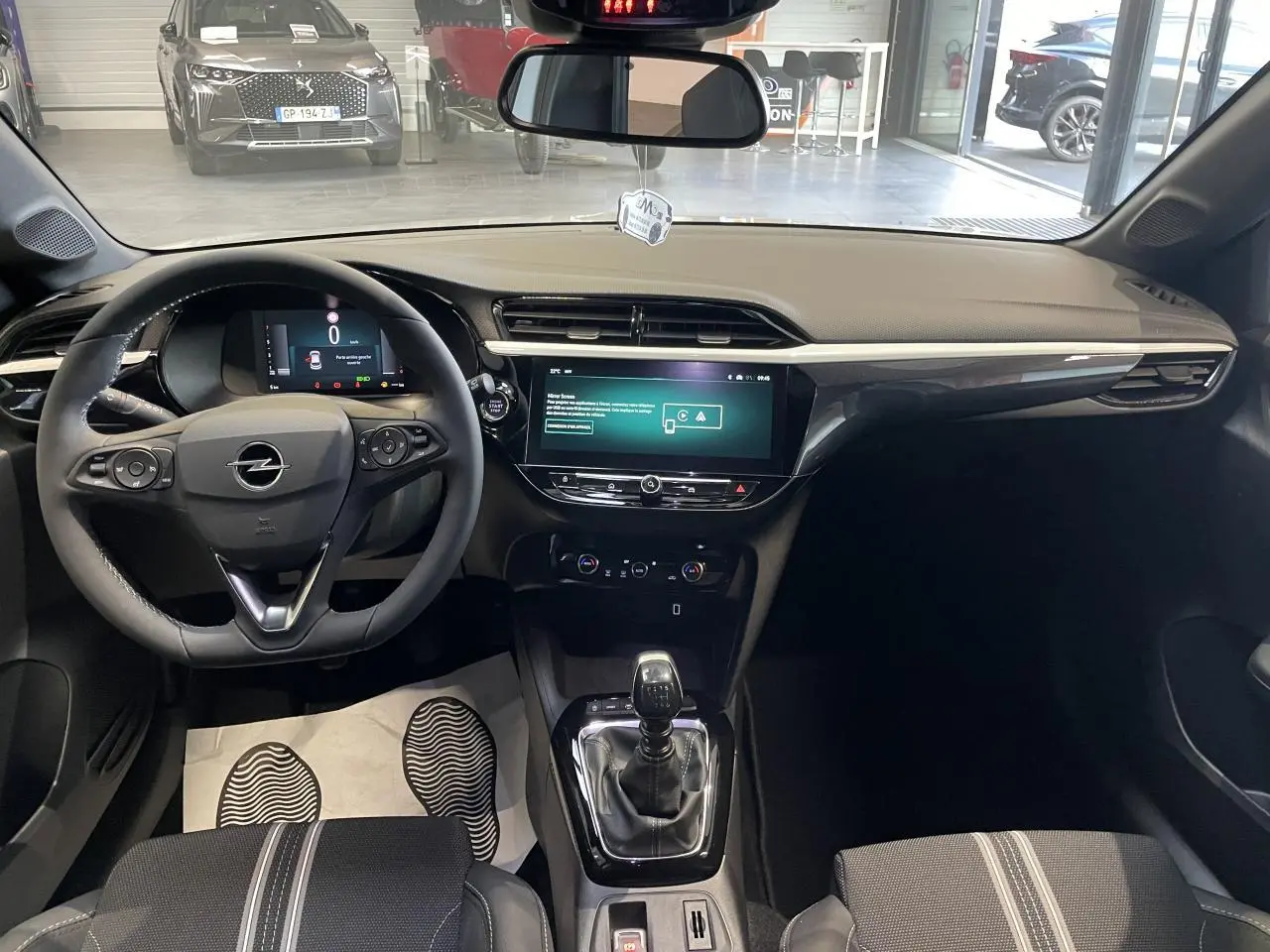 Vue intérieure avant de l’Opel Corsa blanche 2026 avec tableau de bord numérique et écran tactile central.