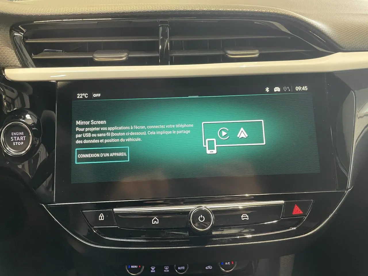 Vue rapprochée de l’écran tactile 10 pouces et bouton start/stop dans l’habitacle noir de l’Opel Corsa blanche.