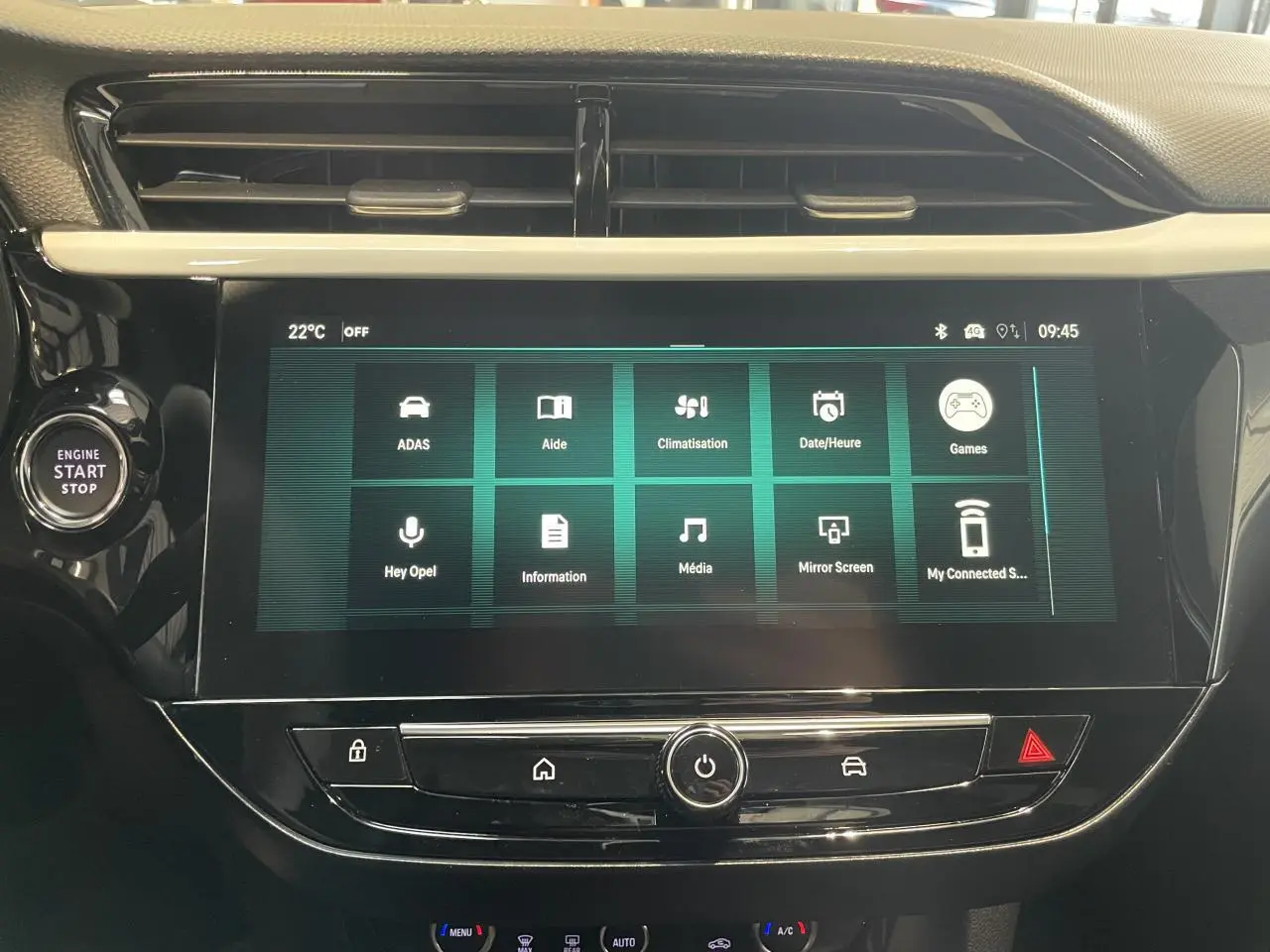 Vue rapprochée de l’écran tactile 10 pouces du tableau de bord noir de l’Opel Corsa blanche 2026.