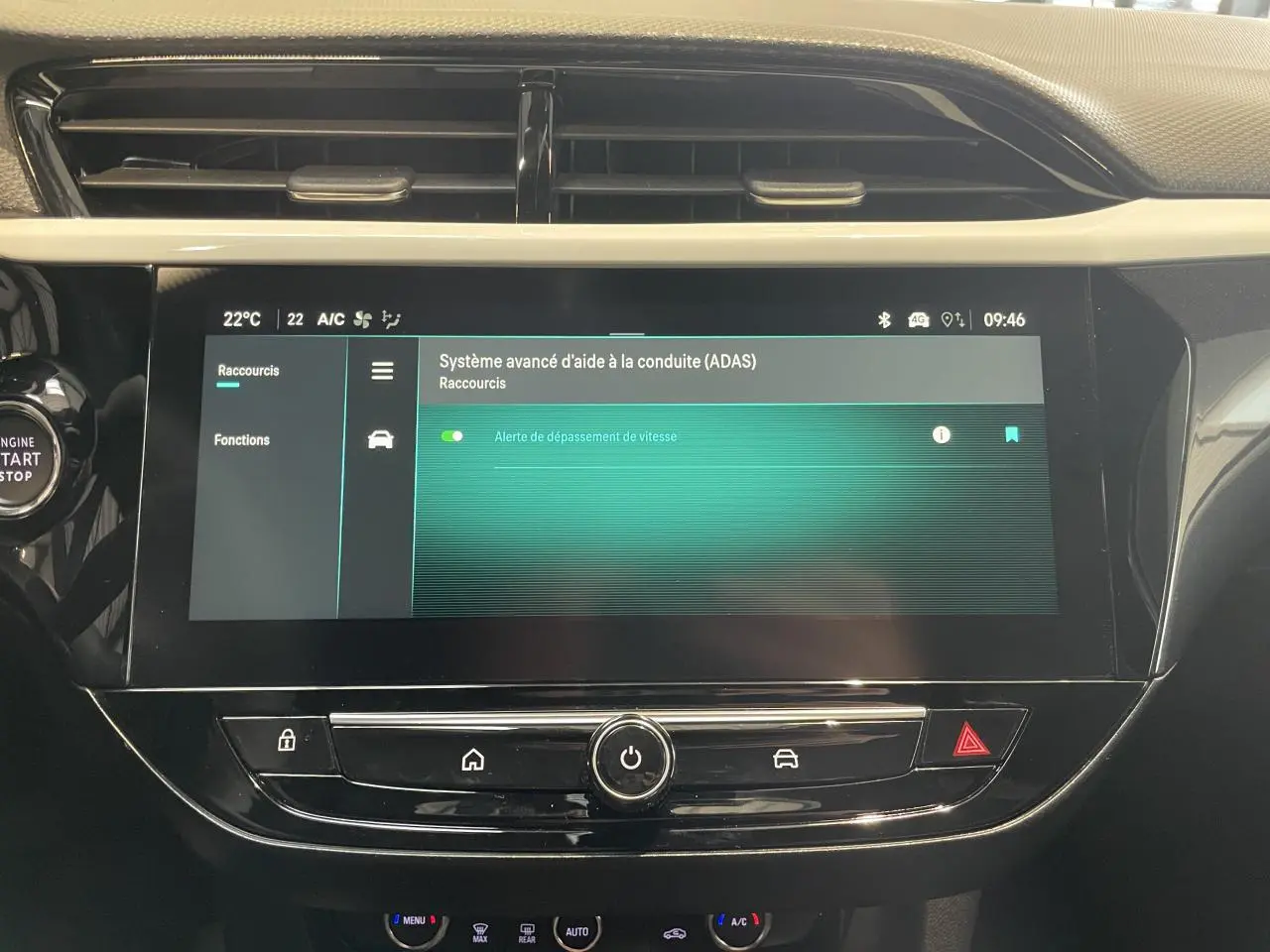 Écran tactile 10'' de l’Opel Corsa blanc 2026 affichant le système d’aide à la conduite ADAS.