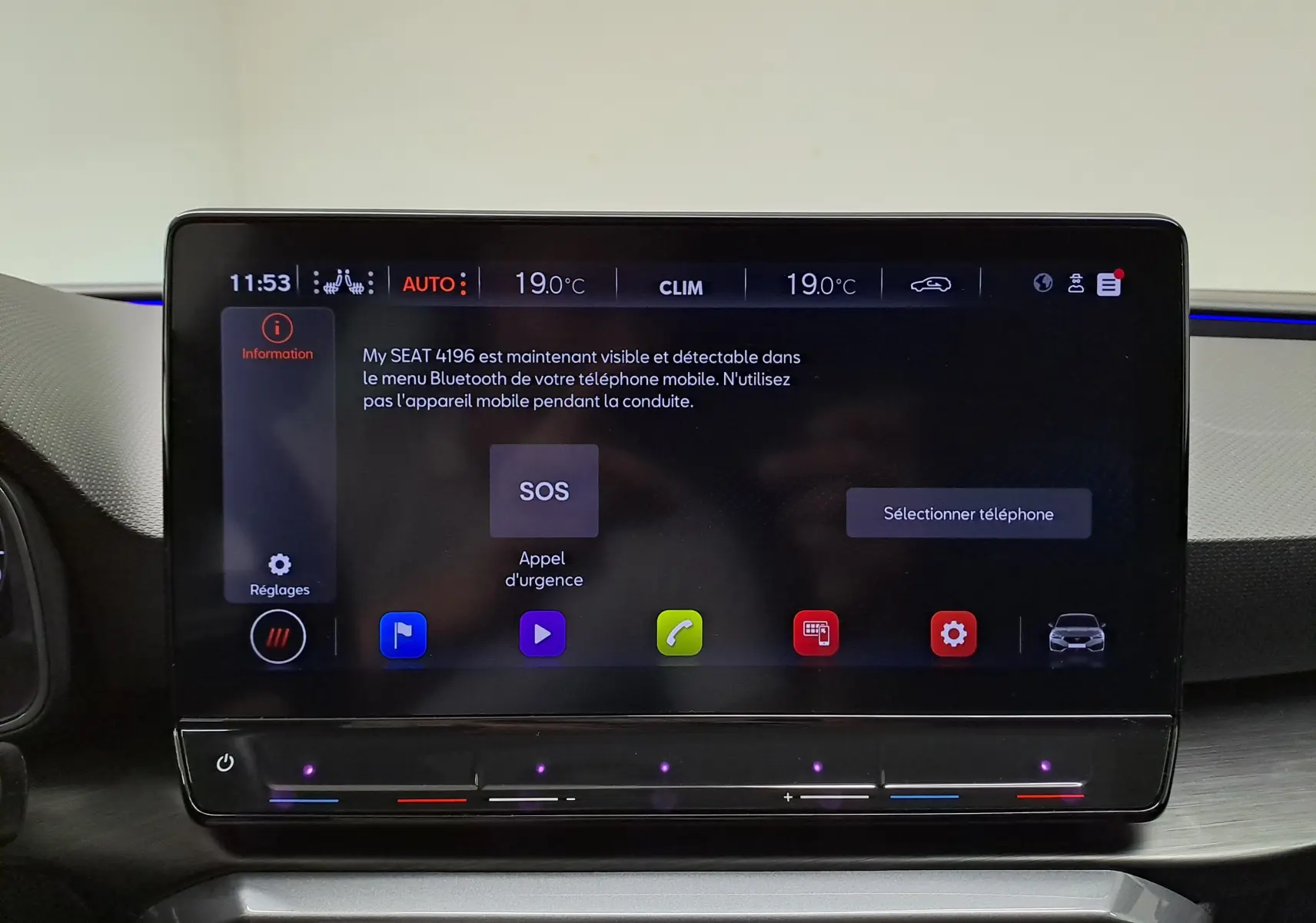 Écran tactile central de la CUPRA Leon 2024 affichant les réglages climatisation et options Bluetooth, intérieur moderne.