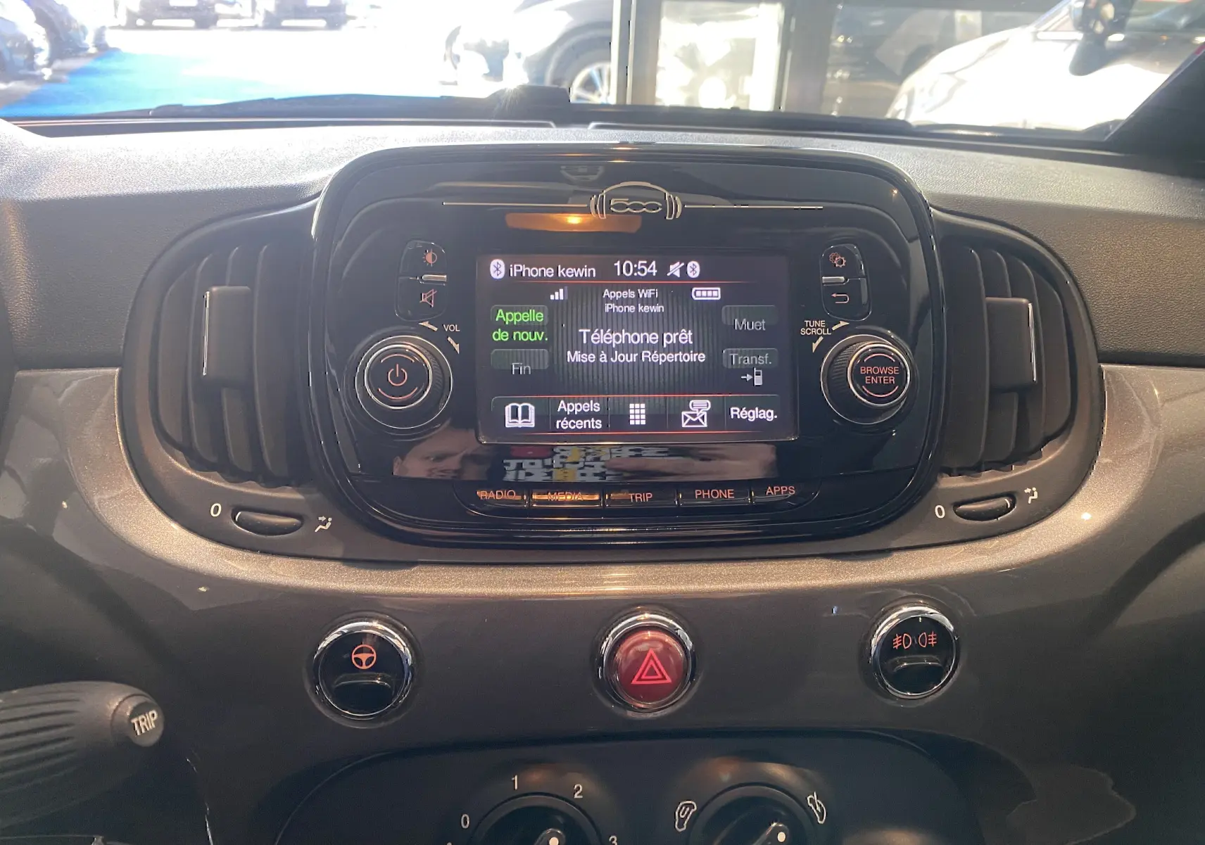 Vue rapprochée du tableau de bord noir de la Fiat 500 2019 avec écran tactile et commandes centrales visibles.