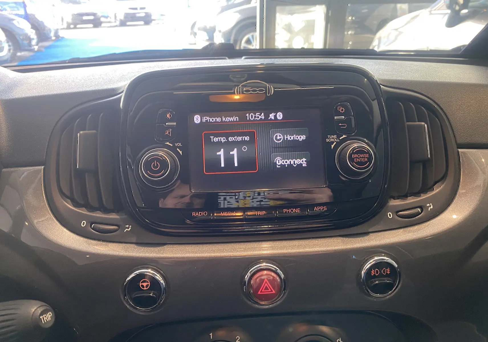 Vue rapprochée du tableau de bord noir de la Fiat 500 2019 avec écran tactile et commandes centrales visibles.