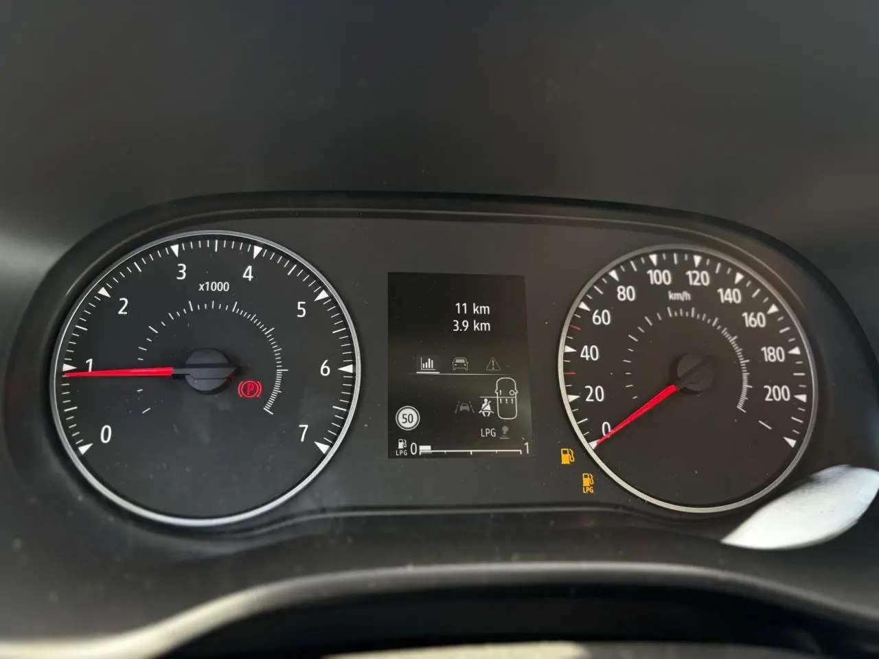 Tableau de bord du Dacia Jogger ECO-G 100 Extreme+ montrant compte-tours, compteur de vitesse et écran central avec indicateurs GPL.