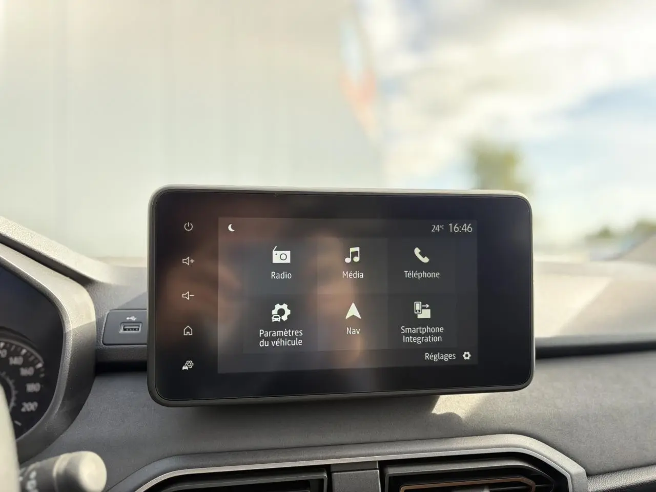 Écran tactile central du tableau de bord du Dacia Jogger 2024 affichant les options radio, média, téléphone et navigation.