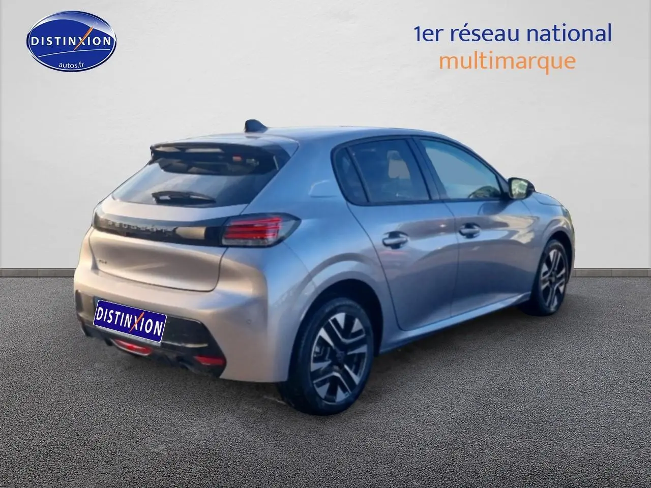 Vue 3/4 arrière droite d'une Peugeot 208 gris artense avec jantes alliage et feux arrière LED.
