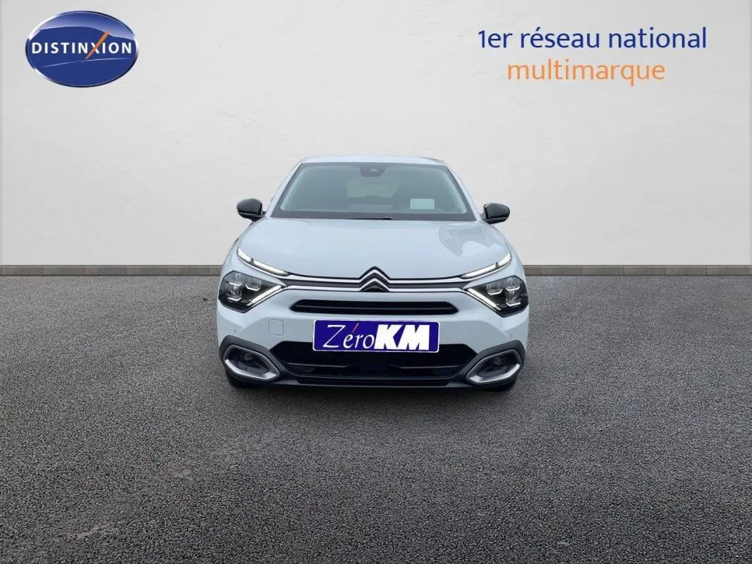 Vue frontale d'une Citroën C4 blanche 2024 avec feux LED distinctifs et calandre noire élégante.