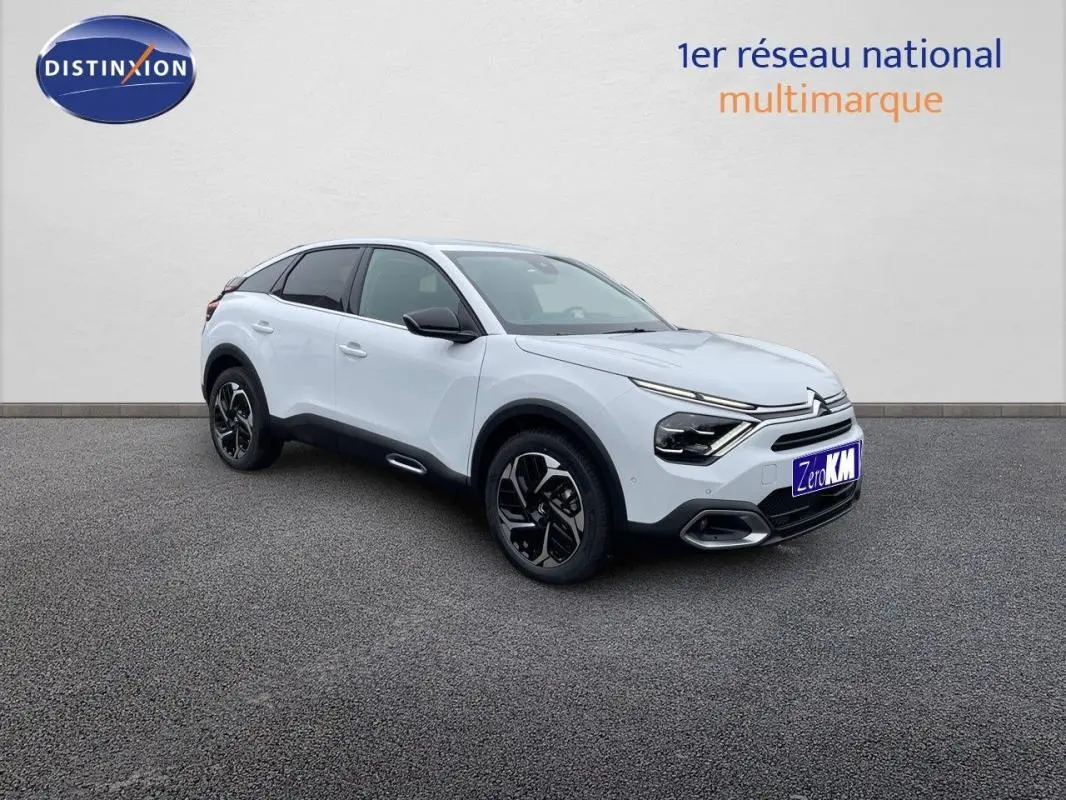 Citroën C4 blanc vue 3/4 avant droit, jantes aluminium noires et détails noirs contrastants sur carrosserie.