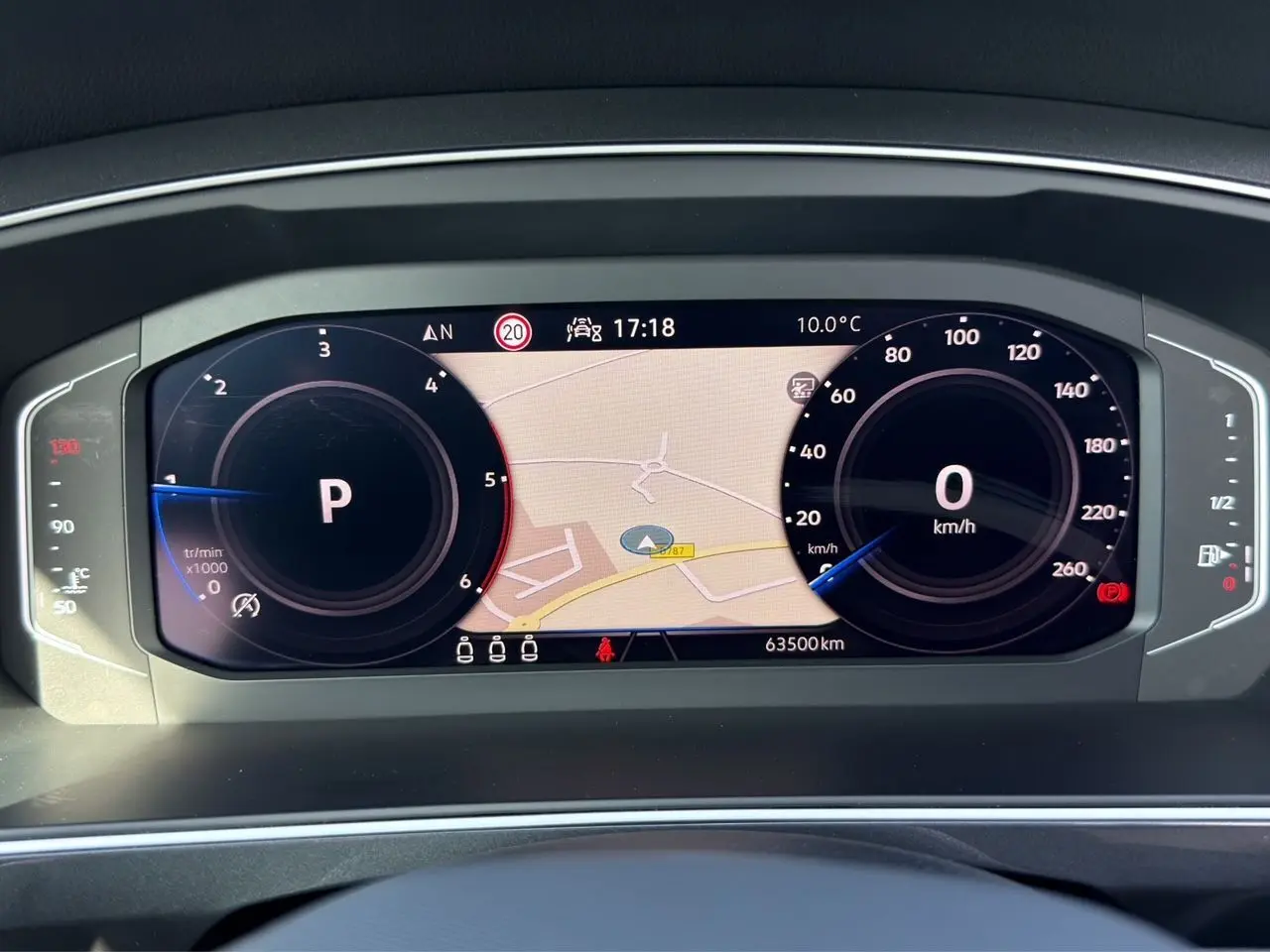 Tableau de bord numérique du Volkswagen Tiguan 2022, affichage central avec navigation et compteurs ronds noirs.