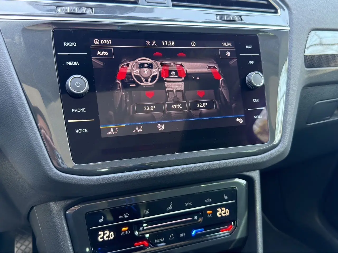 Écran tactile central du Volkswagen Tiguan 2022 noir intense, affichant la gestion de la climatisation automatique.