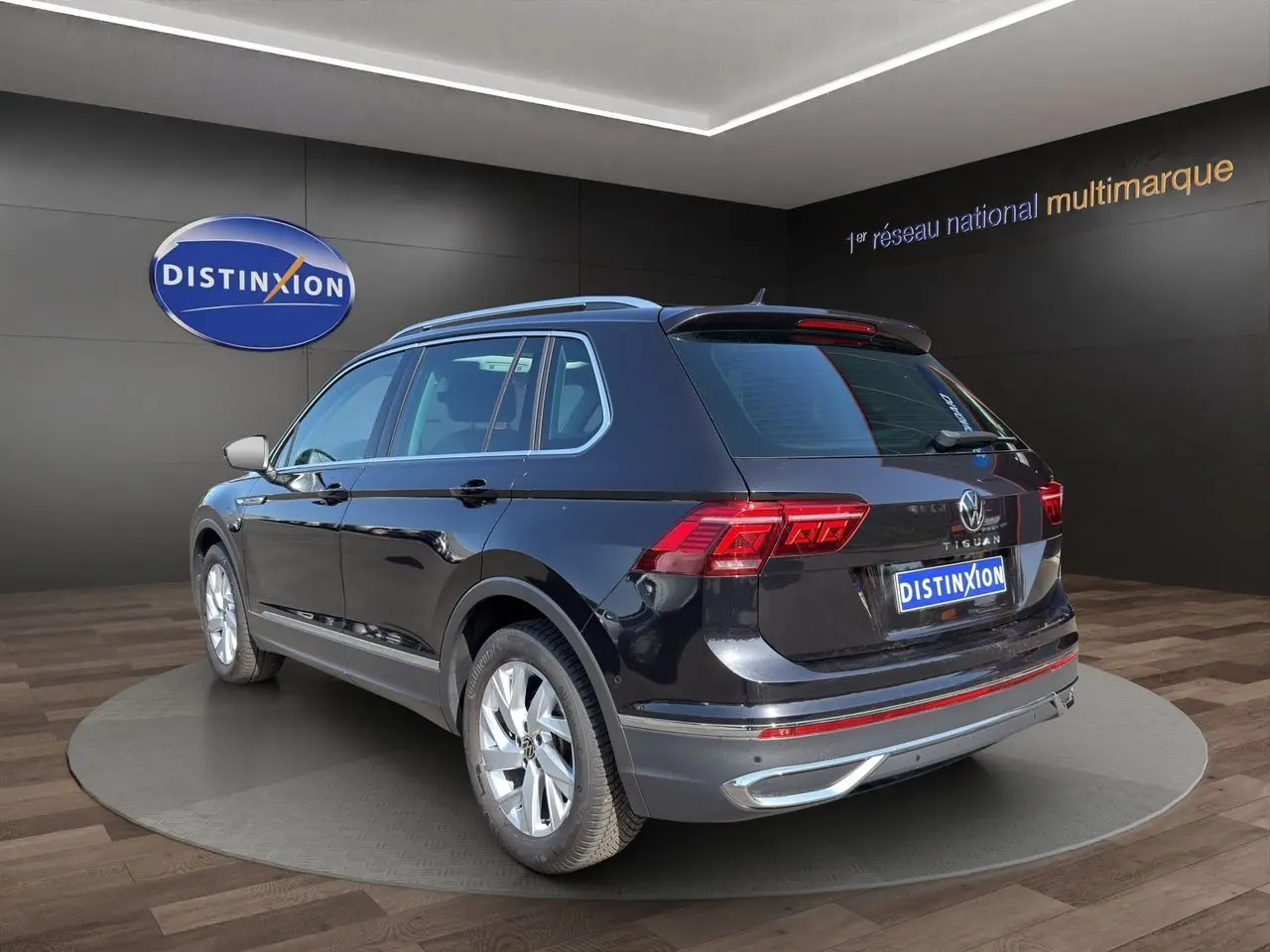 Volkswagen Tiguan noir intense 2022 vu 3/4 arrière droit avec jantes alu 18 pouces et toit panoramique.